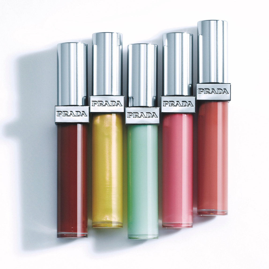 プラダ ビューティのグロス、SHISEIDOのチークで大人メイクに若々しいツヤと彩りを【50代の肌未来が輝く最旬美コスメ】