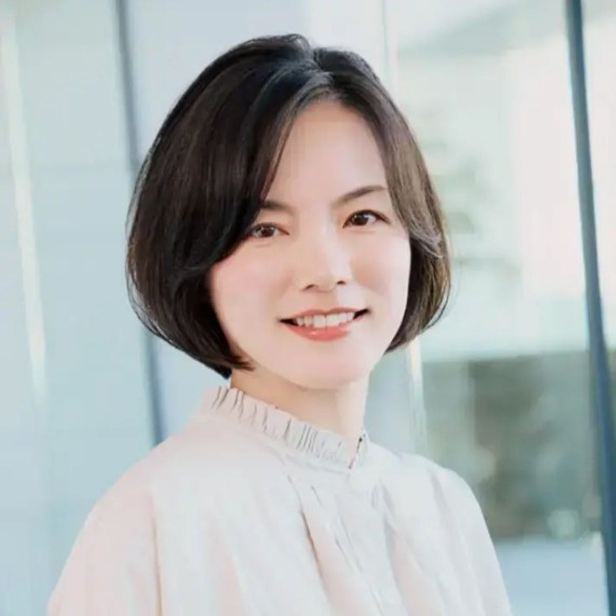 春のおしゃれが華やぐ！上品で女性らしい「50代のボブへア」21選