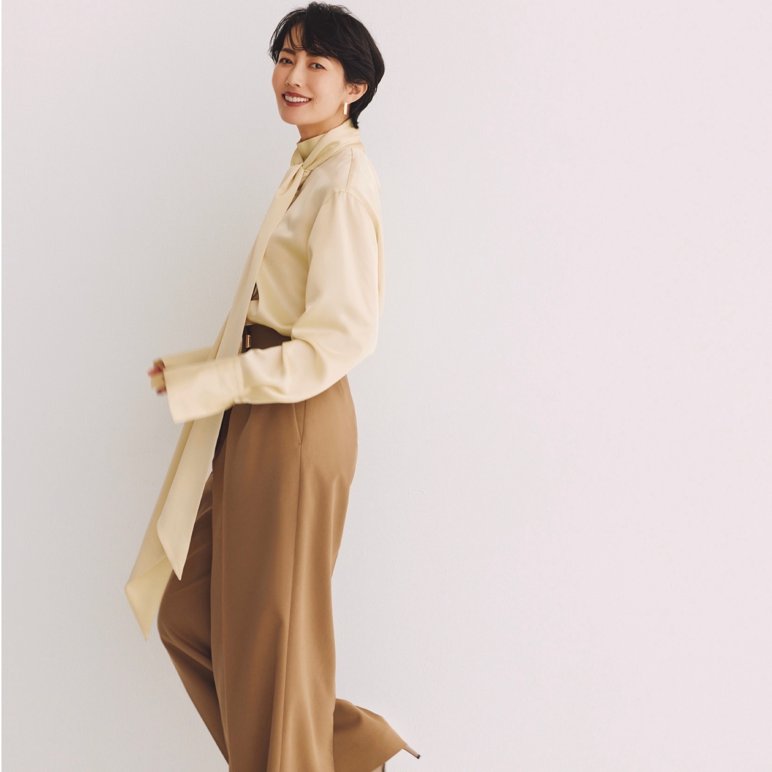 1枚で着映えるボウタイブラウスは、穏やかなブラウンのパンツで親しみあるムードを演出。気温14℃｜3/24(火)【40代・50代の毎日コーデ】