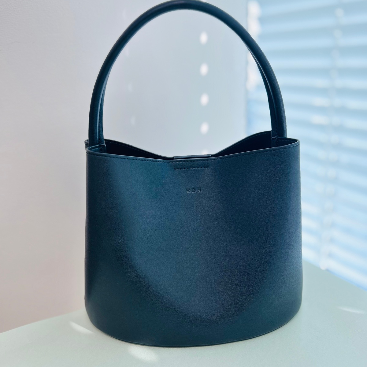シンプルなのに心惹かれるROH SEOULのハンドバッグ【エクラ編集部員の偏愛名品図鑑 #17】