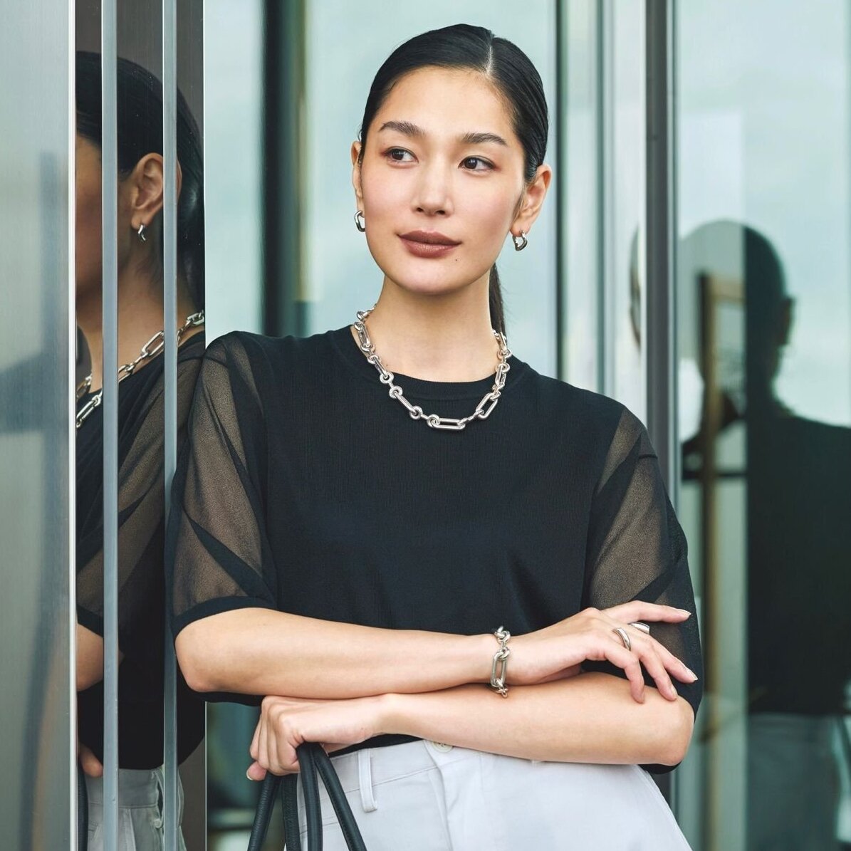 シアー袖の黒Tシャツはシルバージュエリーを添えて、涼しげな印象としゃれ感をアップ。最高気温34℃｜8/31(月)【40代・50代の毎日コーデ】