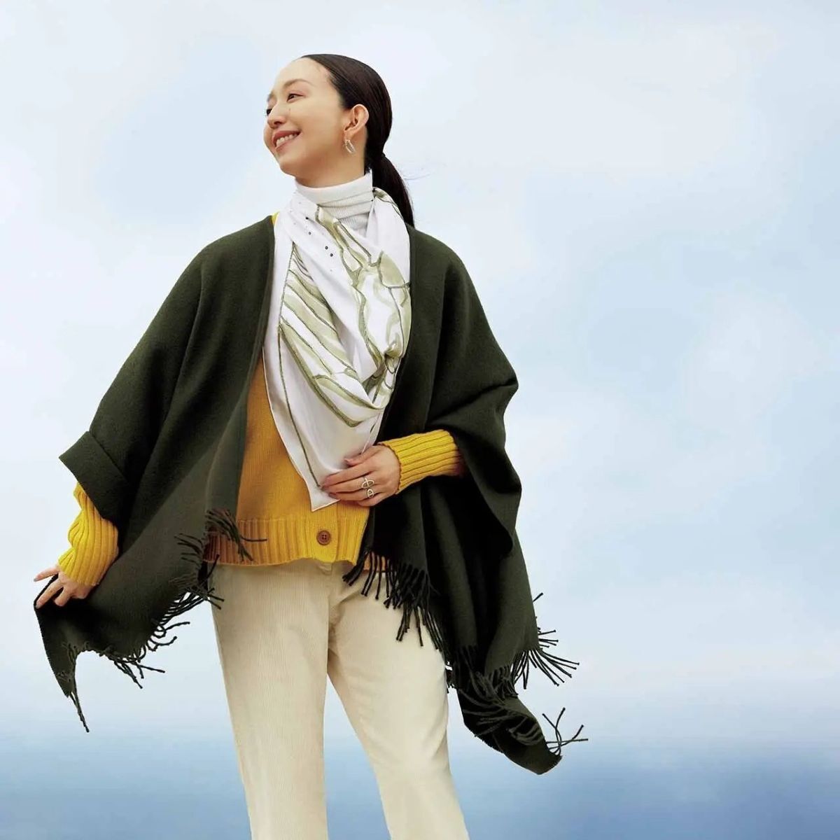 エルメスのスカーフで、装いを鮮やかに。気品ある大人のスタイル