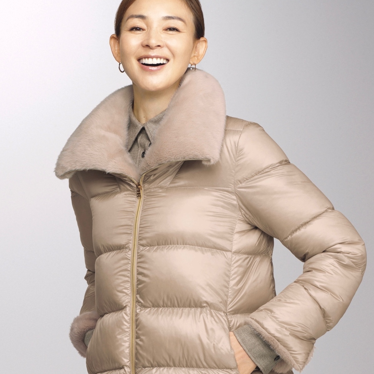 リッチ感を加速する光沢素材のダウンジャケットで冬のカジュアルスタイルを更新！最低気温4℃｜2/19(木)【40代・50代の毎日コーデ】