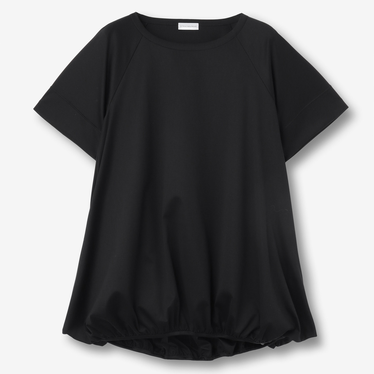 体型を拾わず、誰もが美シルエットへ。ストラスブルゴのフレアTシャツ【１日１枚！ 50代の着映えTシャツ図鑑】
