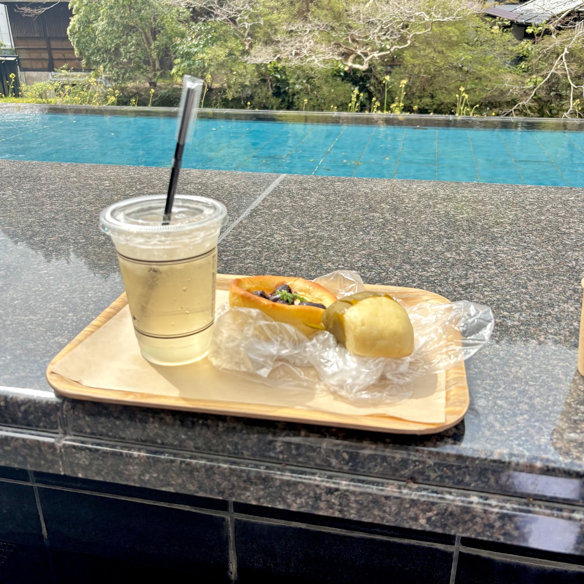 足湯に入りながら美味しいパンが食べられる絶景カフェへ(春の伊豆♪)