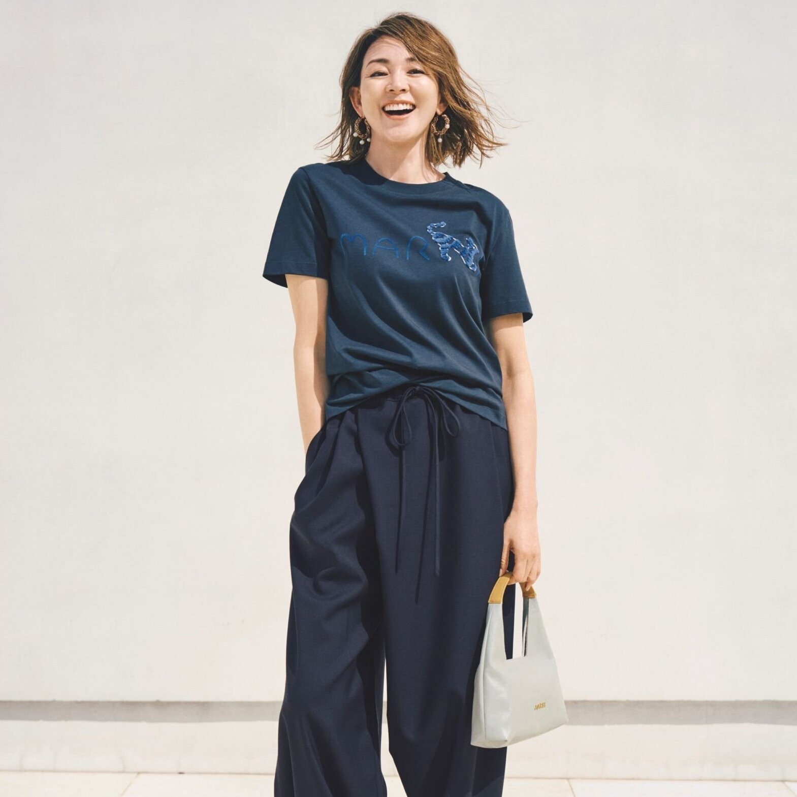Tシャツ×ドロストパンツのカジュアルコーデは、上品ブルーブラックのワントーンでクラスアップ！最低気温22℃｜7/11(土)【40代・50代の毎日コーデ】