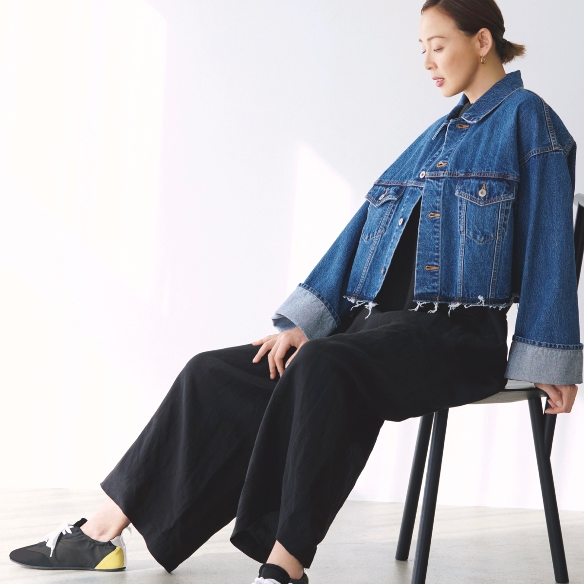 春のカジュアルコーデは足元の小さなアクセントカラーでキャッチーに仕上げる。気温15℃｜3/15(日)【40代・50代の毎日コーデ】