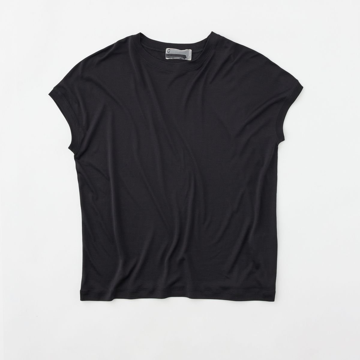 シンプルを愛する大人を魅了。カオスのシルクTシャツ【１日１枚！ 50代の着映えTシャツ図鑑】