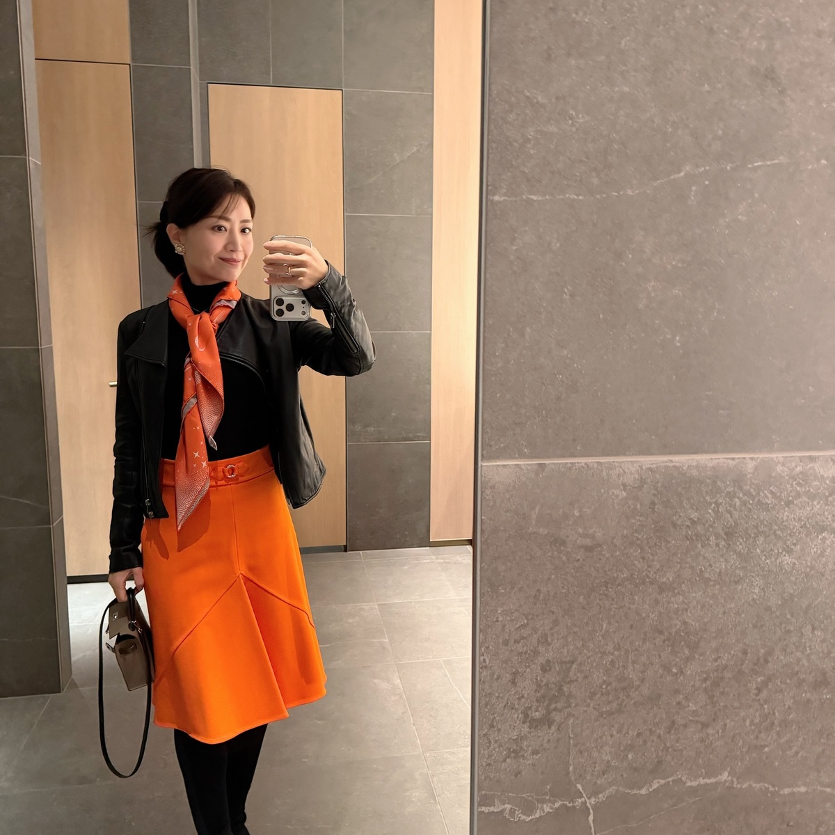 オレンジコーデカラーで明るく春コーデ