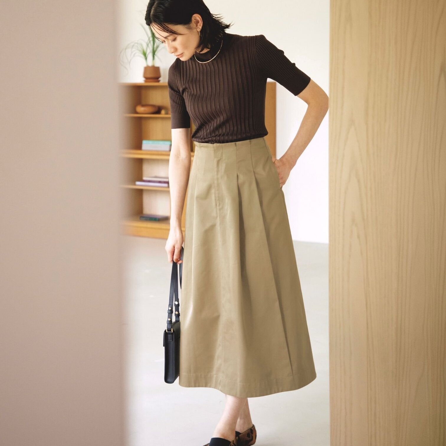 上品な秋の装いをかなえるブラウン×ベージュ配色は、素材のコントラストで今どきな立体感を演出する。最低気温15℃｜10/13(火)【40代・50代の毎日コーデ】