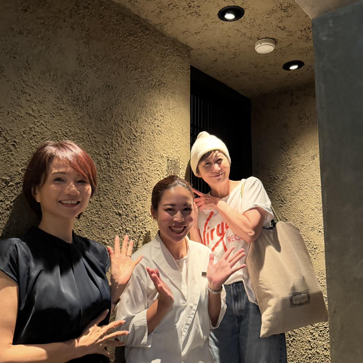 ＜名古屋＞入口はまさに勝手口、奥に進むとお洒落すぎるお鮨屋さん。