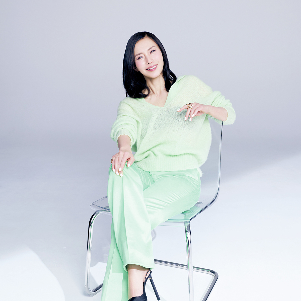 シルク素材で肌触りも快適！ 中谷美紀さんが涼しげに着こなす「トム フォード」のニット＆パンツ