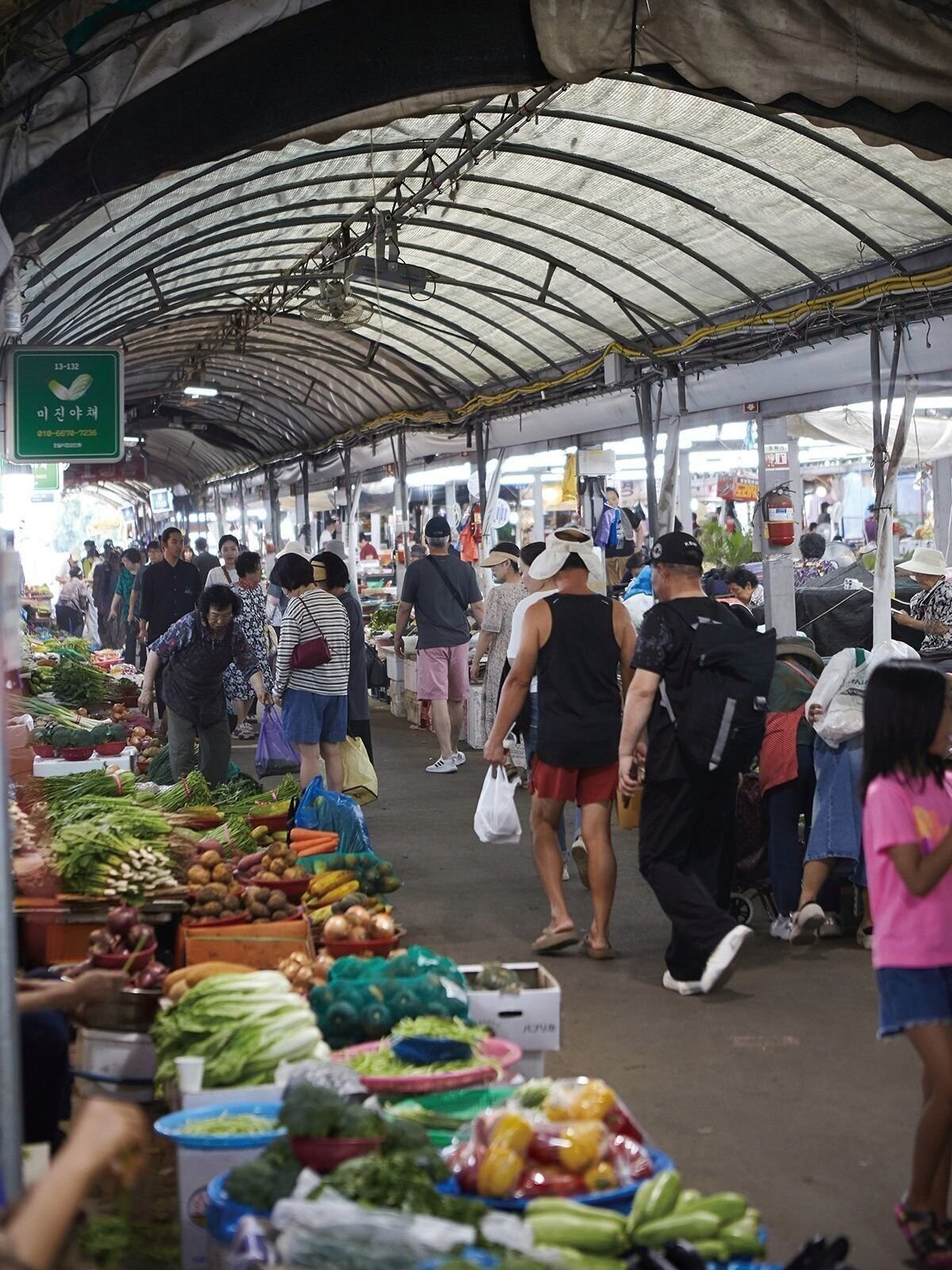【韓国 済州島】お土産を買うならここ！ ローカルな市場とカフェ併設のショップへ