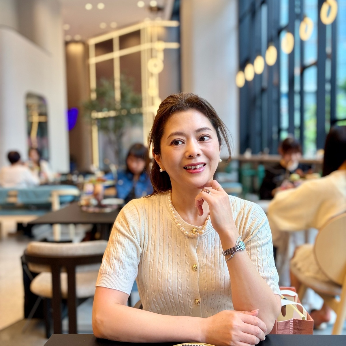 【50代春コーデ】半袖ニットでつくる大人のカジュアル｜表参道ランチ・銀座アフタヌーンティーにも
