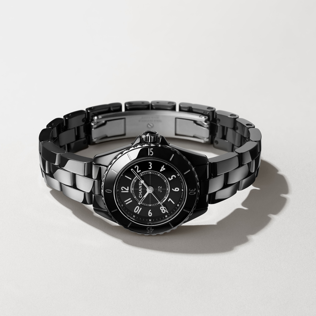 シャネルのアイコンウォッチ「J12」に新サイズが仲間入り。小ぶりなケースが手元を洗練させる