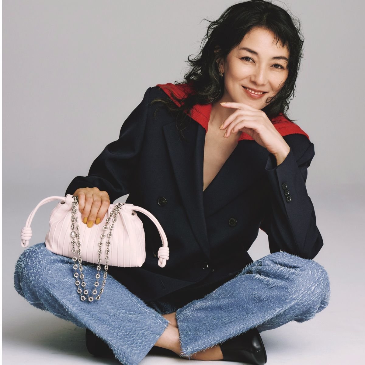 板谷由夏がまとう、ロエベのアスレチック・モードな秋服