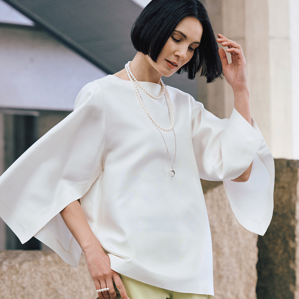 ベルスリーブでスマートに肌見せ。50代の夏ファッションにふさわしい「素肌を感じる服」