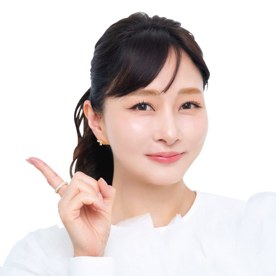 美容家・石井美保さんが徹底指導！ 顔全体のしぼみ感と目もとのシワに悩むエクラ世代が今すべきケアは？