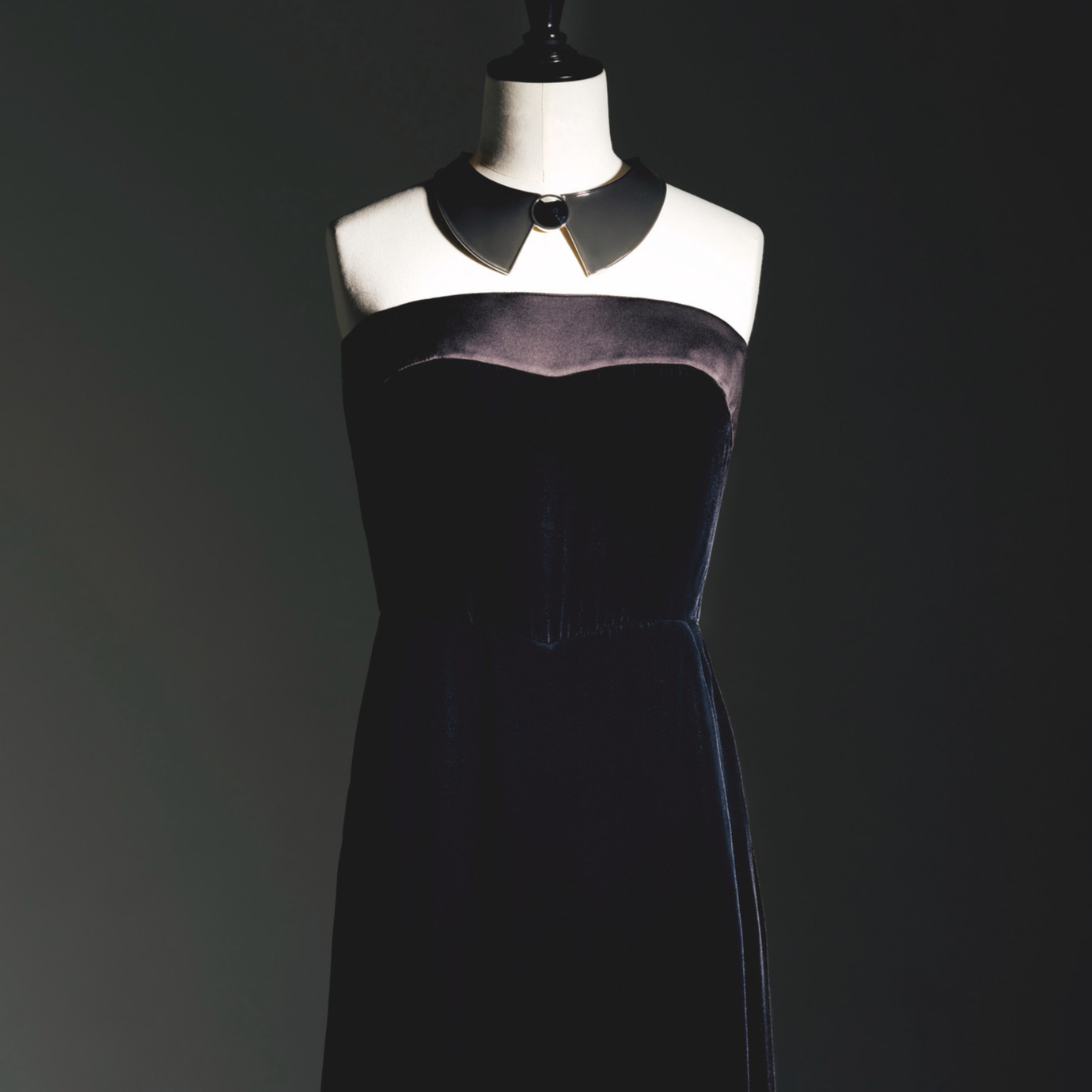 【アルマーニの代表アイテム】個性と知性を引き出す“世界一美しい”ベルベットのドレス