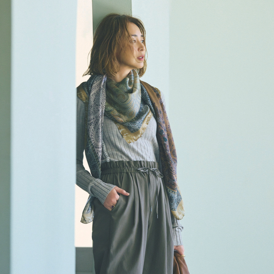 「“ドロストパンツ”で若返る」大草直子さんが提案。この春、50代のおしゃれを動かすアイデア