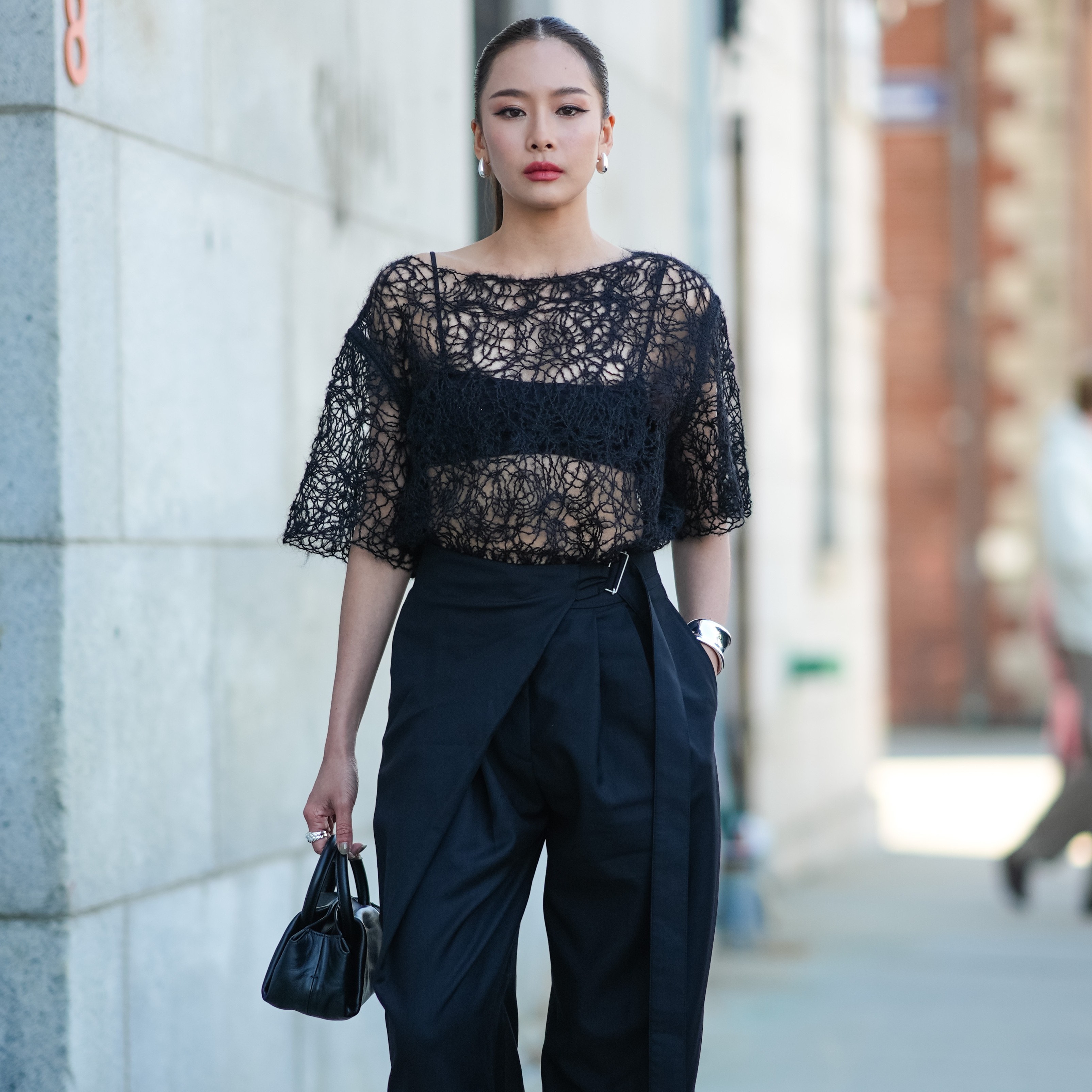 40代・50代が実践したい！ シアートップスのコーディネート見本【海外ファッションSNAP】