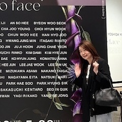 麻布台ヒルズギャラリーへ　フォトエキシビション　Face to　face　は素敵な花で彩られた俳優さんの写真作品で溢れていました！