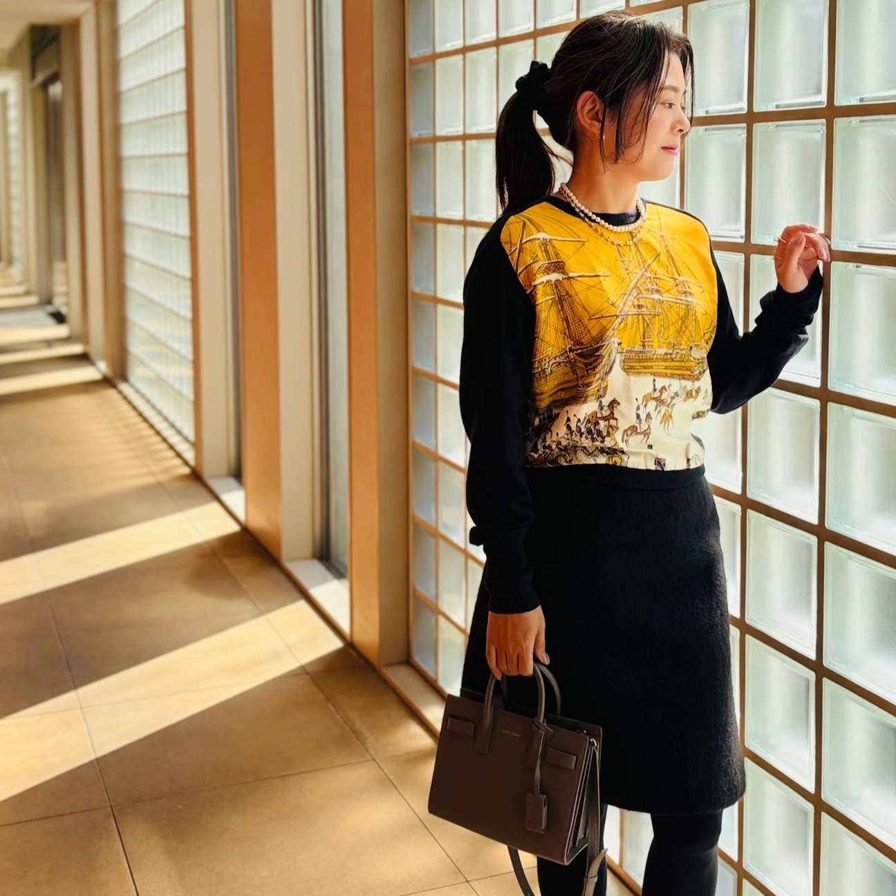 【結婚記念日ディナー】さりげないお祝い時間｜上品ミニマルコーデで過ごす夜