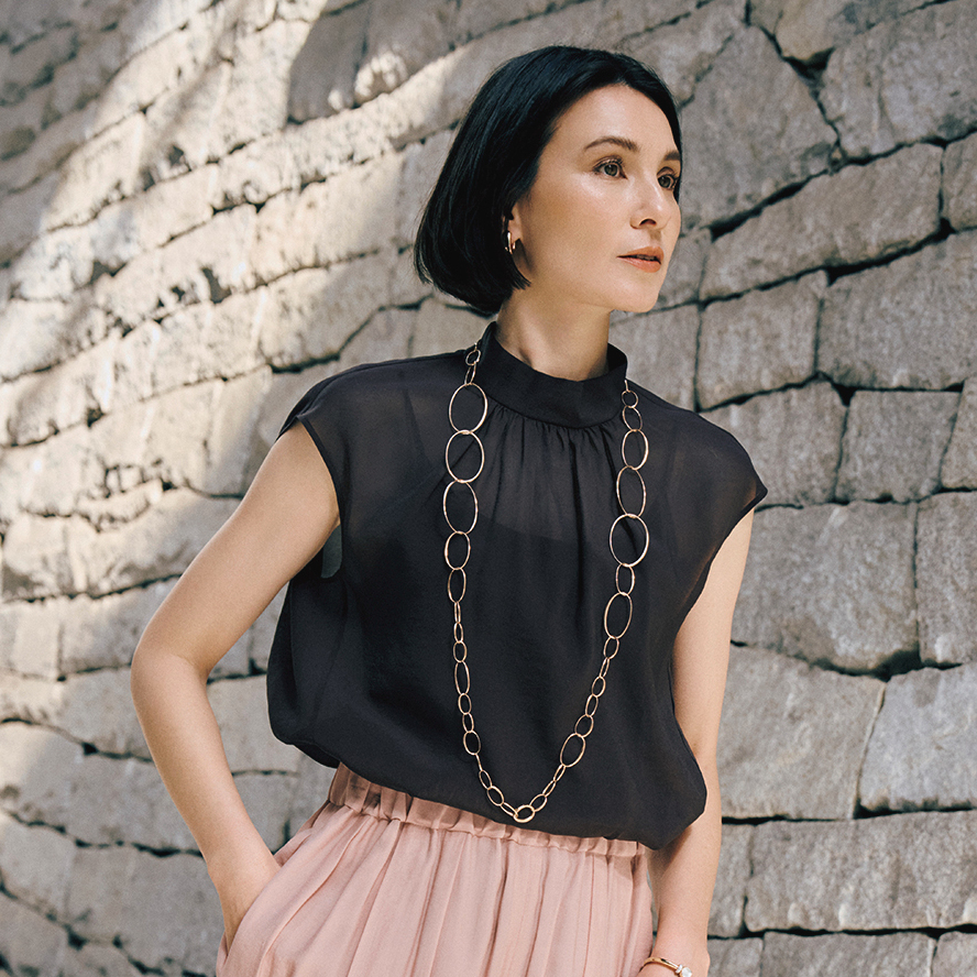 上品に透けるシアー素材で素肌感をプラス。50代の夏ファッションにふさわしい涼やか服