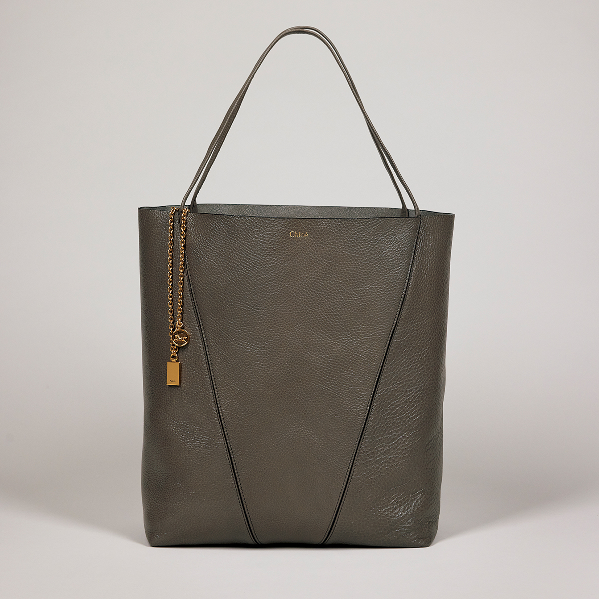 【クロエのトートバッグ】巾着風にもなるユニークな2WAYバッグ