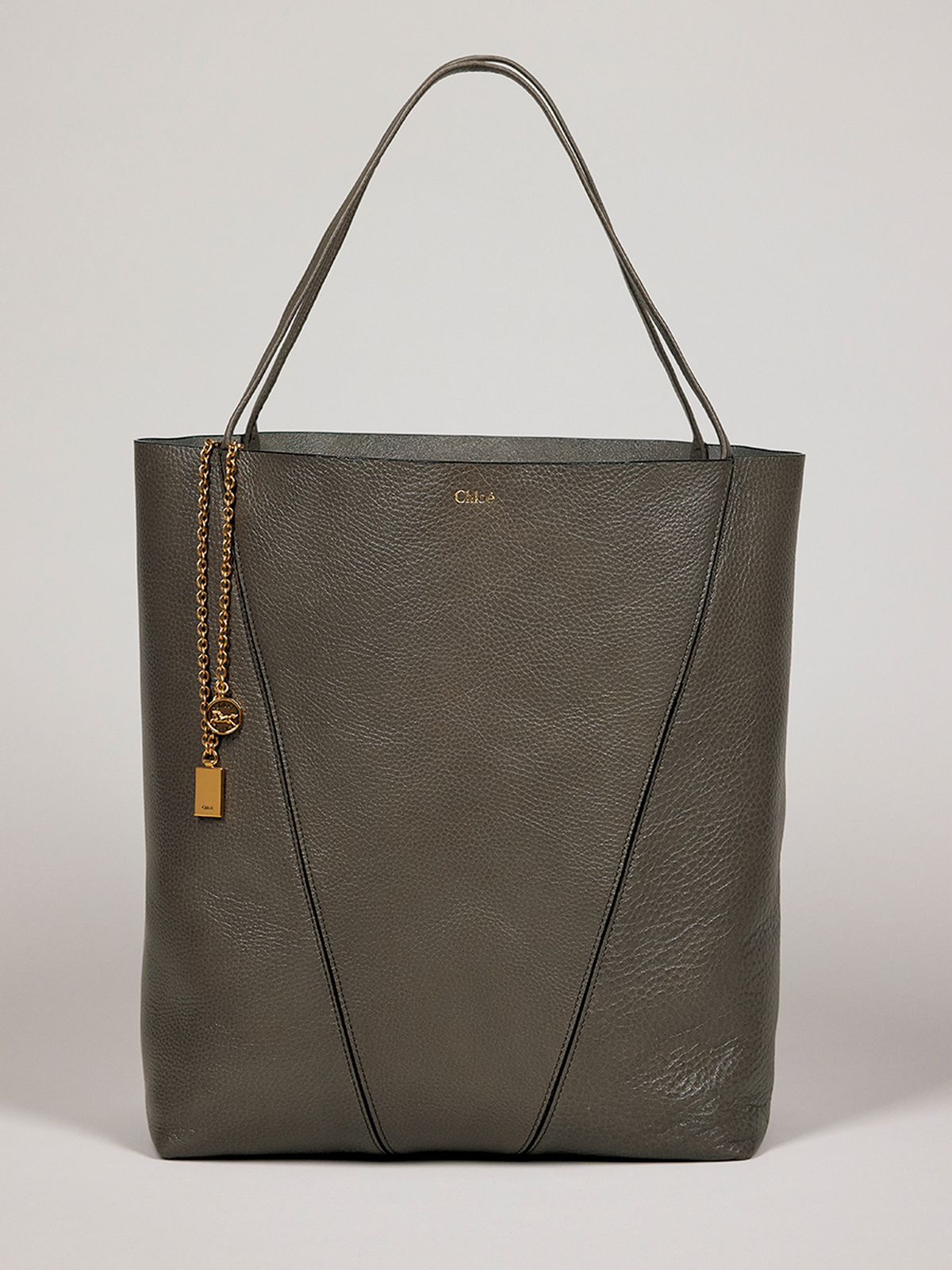 【クロエのトートバッグ】巾着風にもなるユニークな2WAYバッグ