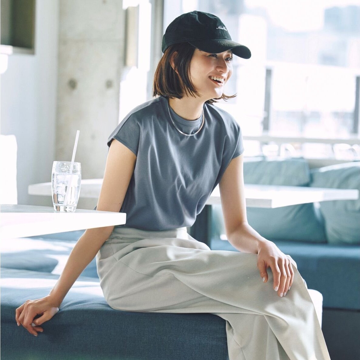 大人をきれいに見せるフレンチスリーブのグレーTシャツで、スマートなカジュアルコーデを完成させる。気温26℃｜6/27(土)【40代・50代の毎日コーデ】