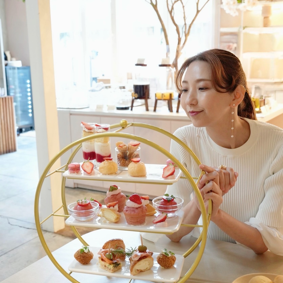 花とスイーツに囲まれた静かな贅沢💐🍓✨