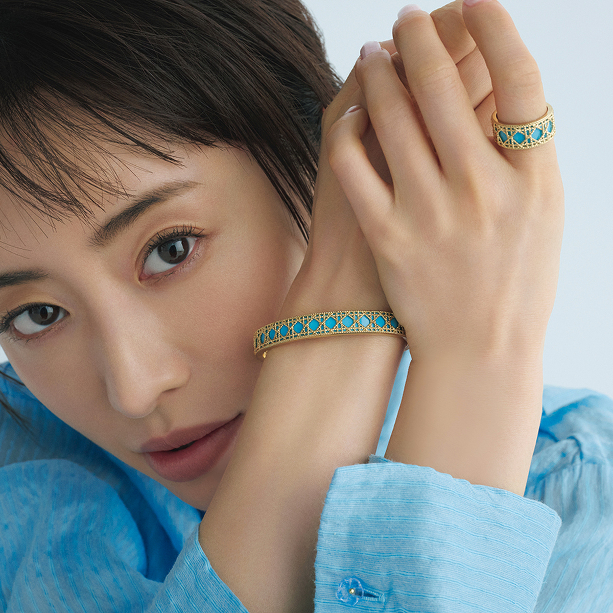 【ディオールの手もとジュエリー】ターコイズカラーのリング＆ブレスレットで春の装いを格上げ