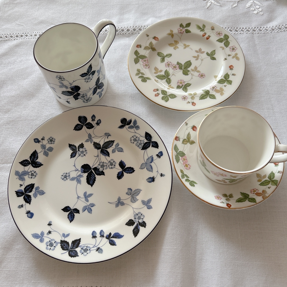 ウェッジウッドのシックなブルーが映えるマグとプレートをギフトに