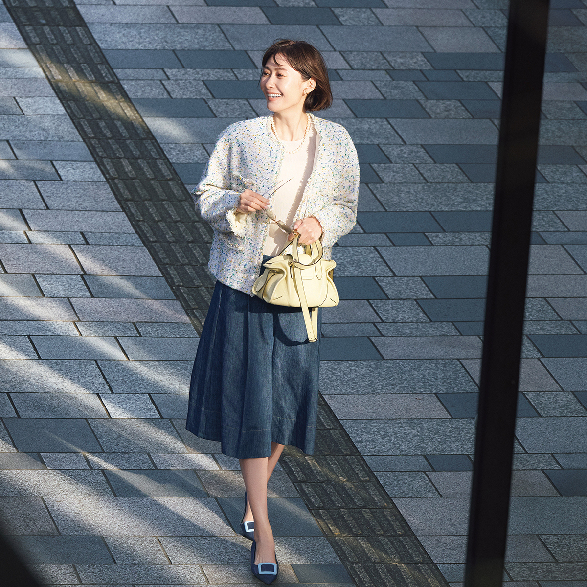 「マノロブラニク」のフラットシューズで春の表参道へ。ネイビー×ブルーで足もとから爽やかに！