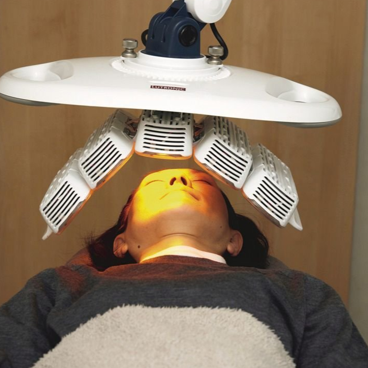 まつ毛が細く、寂しくなってきたら。発毛治療にも使われるLEDをまつ毛に照射【50代の「顔立ち悩み」解決テク】