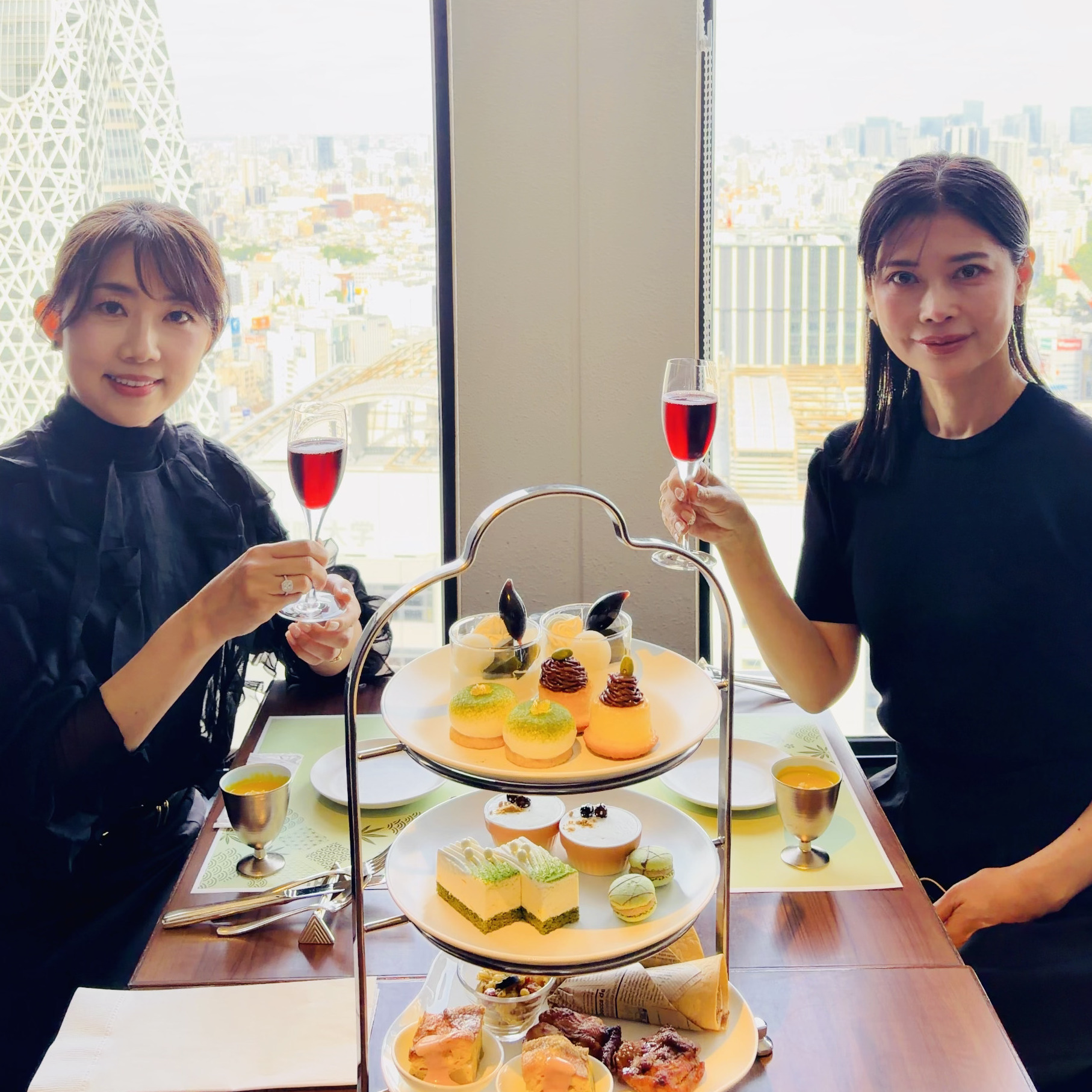 【新宿の隠れ眺望スポット】スカイツリーまで一望！京王プラザホテル45階「抹茶×ほうじ茶」の贅沢3時間フリーフロー