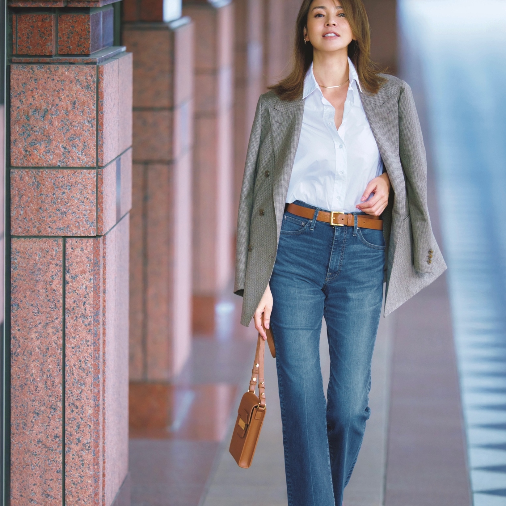 ヴィンテージ感のあるブルーデニムで、ジャケットスタイルに大人の余裕を醸す。気温18℃｜3/26(木)【40代・50代の毎日コーデ】