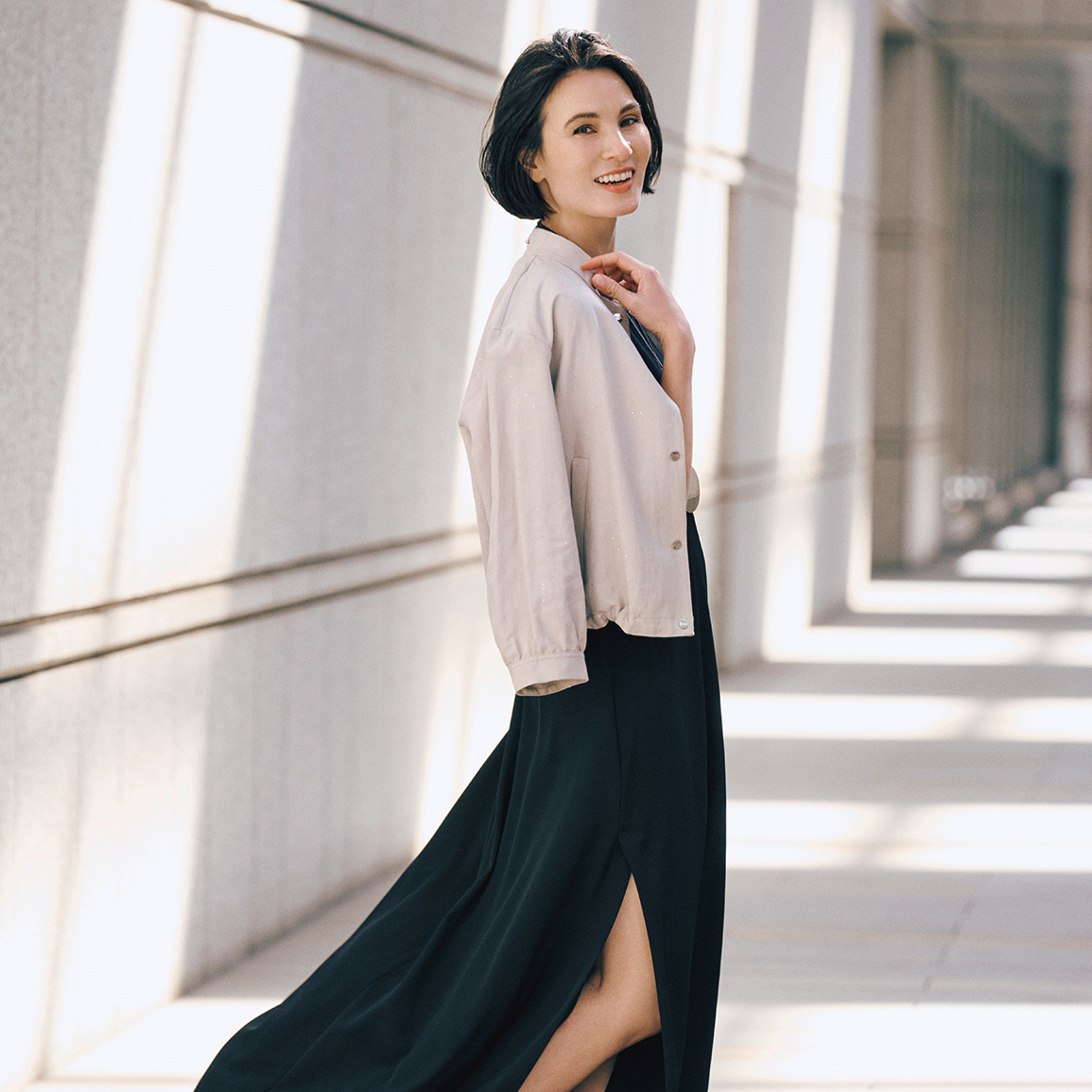 深いスリットで上品に脚見せ成功。50代の夏ファッションにふさわしい「素肌を感じる」ブラックドレス