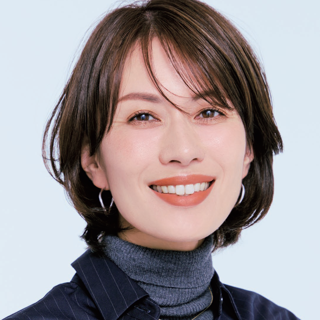 気になる白髪はしっかり染めても、透明感ある印象に。“トリプルアプローチ”のシアーベージュ【人気ヘアサロンの最旬明るめカラー】