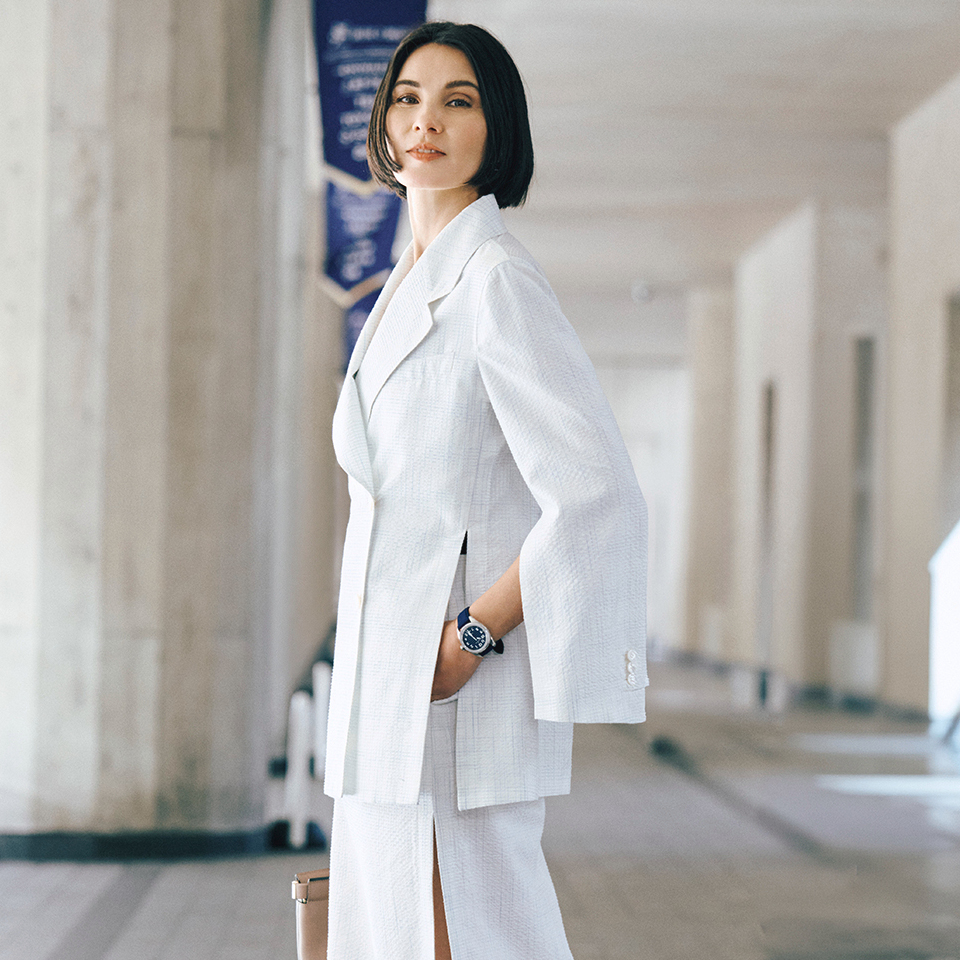 足首見せが上品に成功。50代の夏ファッションにふさわしい「涼感セットアップ」