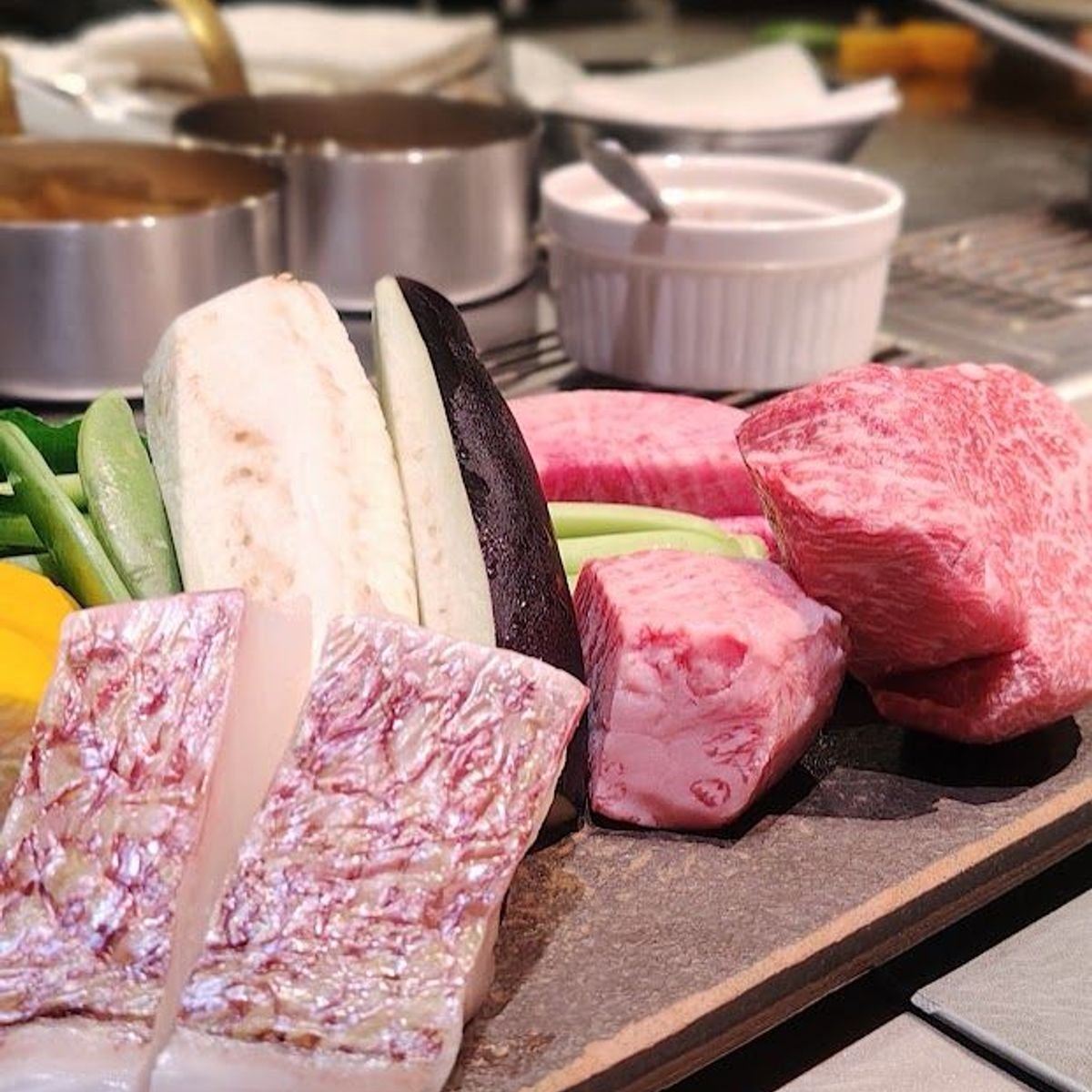 【お誕生日】八重洲「鉄板焼き 一心」で、目の前で焼き上げられていく音と香りを堪能するバースデーデート