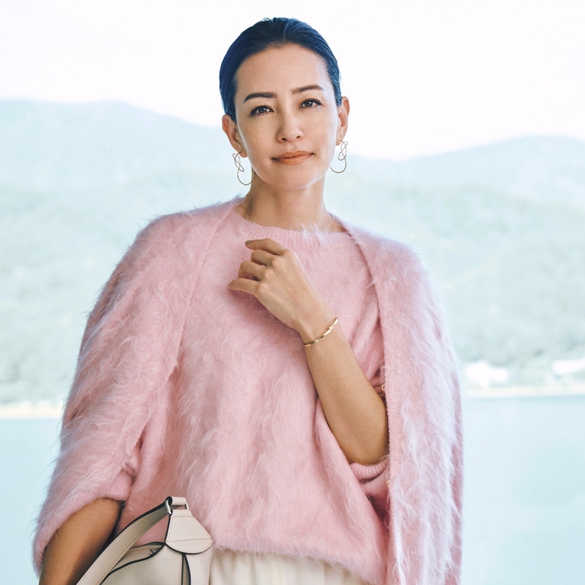 柔らかなシャギーの風合いでスイートなピンクニットをリュクスに着こなす。気温10℃｜2/24(火)【40代・50代の毎日コーデ】