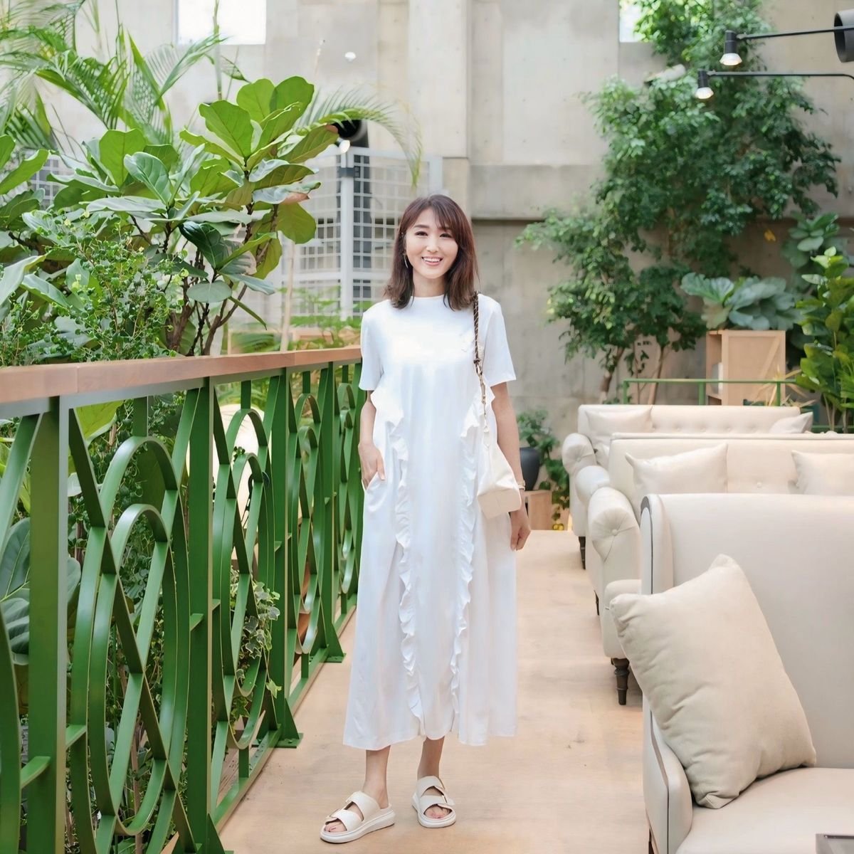 1枚で着映える【UNIQLO×Cecilie Bahnsen】のTシャツワンピでリゾート気分