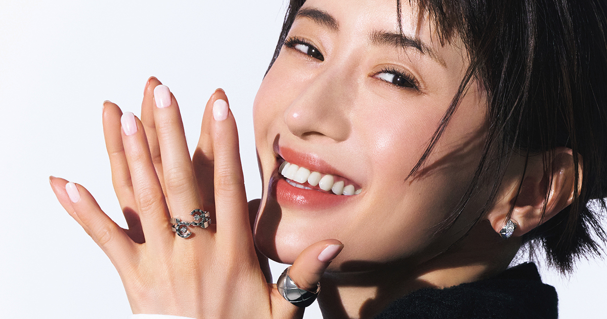 シャネルの新作リング】俳優・松本まりかがモノトーンコーデに合わせて 