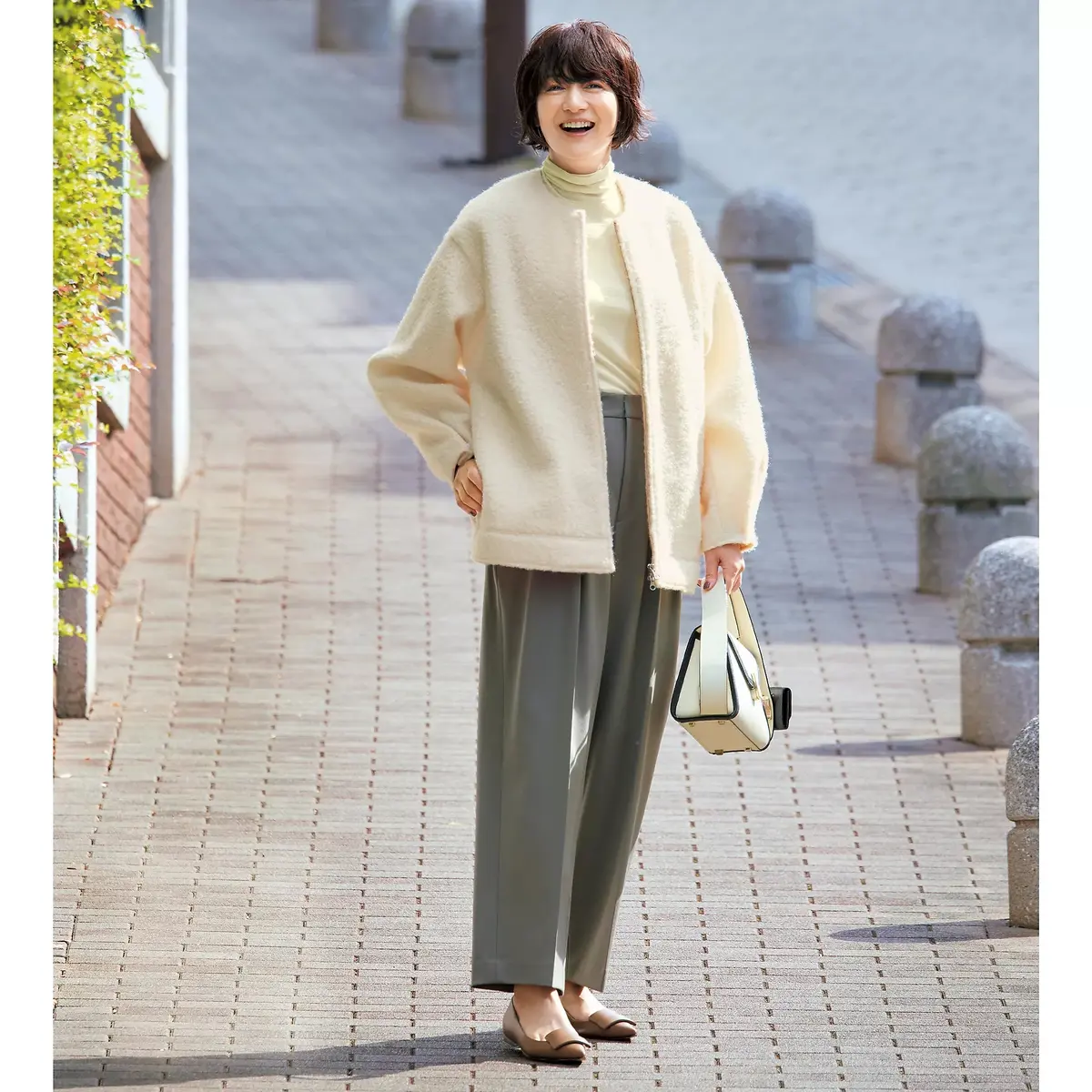 素材で華やかさとトレンド感をプラス！富岡佳子さんがまとう「E by