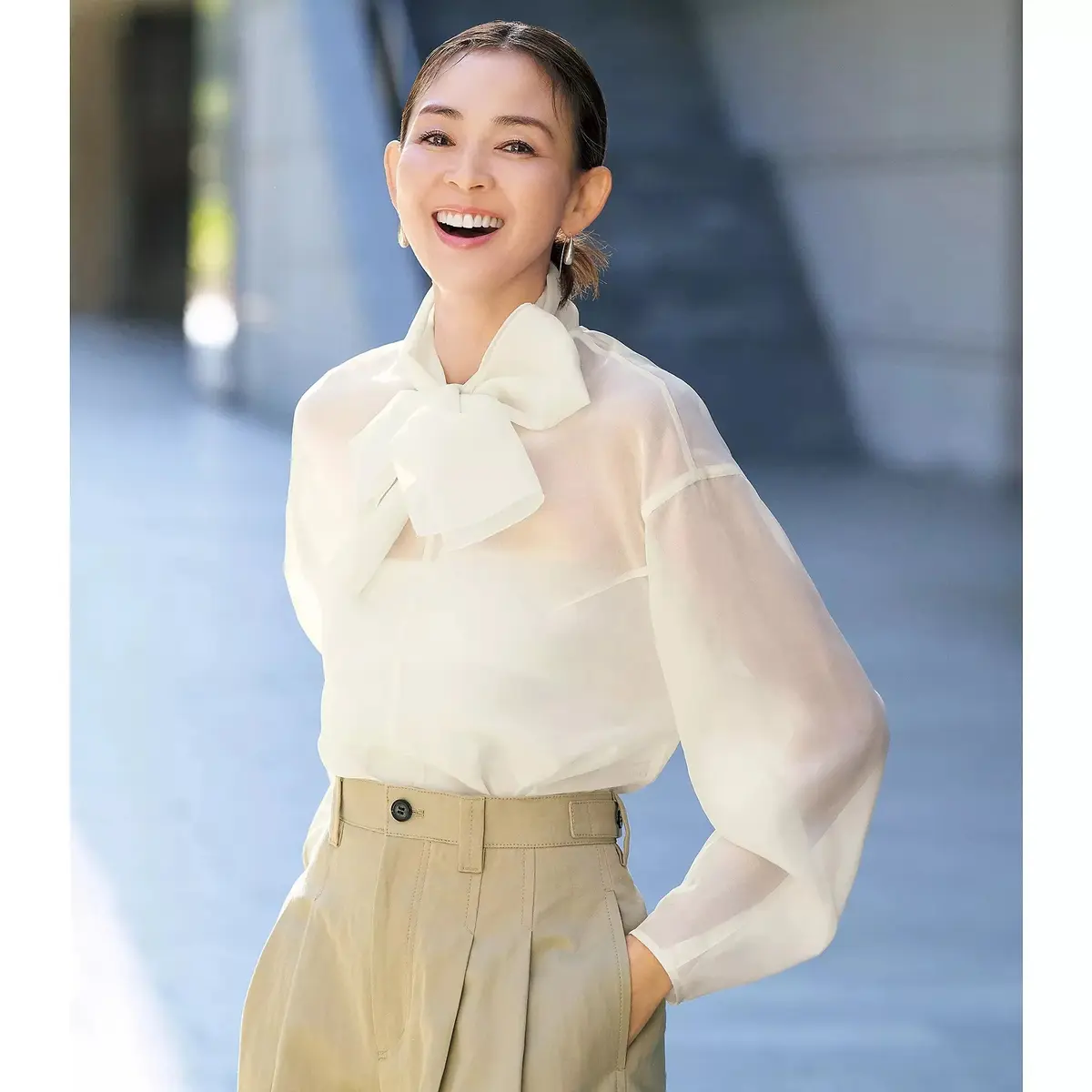 50代ブラウス】顔まわりがパッと華やぐ〈デパリエ〉旬のシアー「華