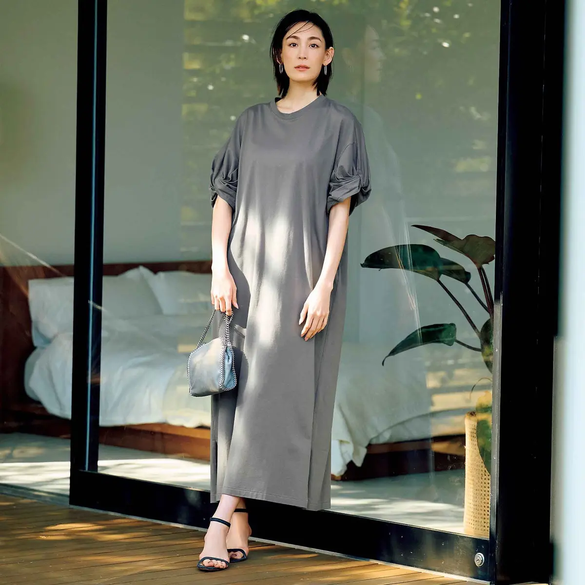SAYAKA DAVIS」の袖シャーリングワンピースで大人のおしゃれを更新 