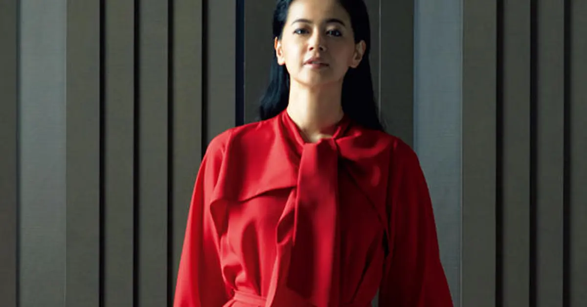 女優・黒谷友香さんがきりりと着こなす「ハイク」の赤ワンピース｜Web