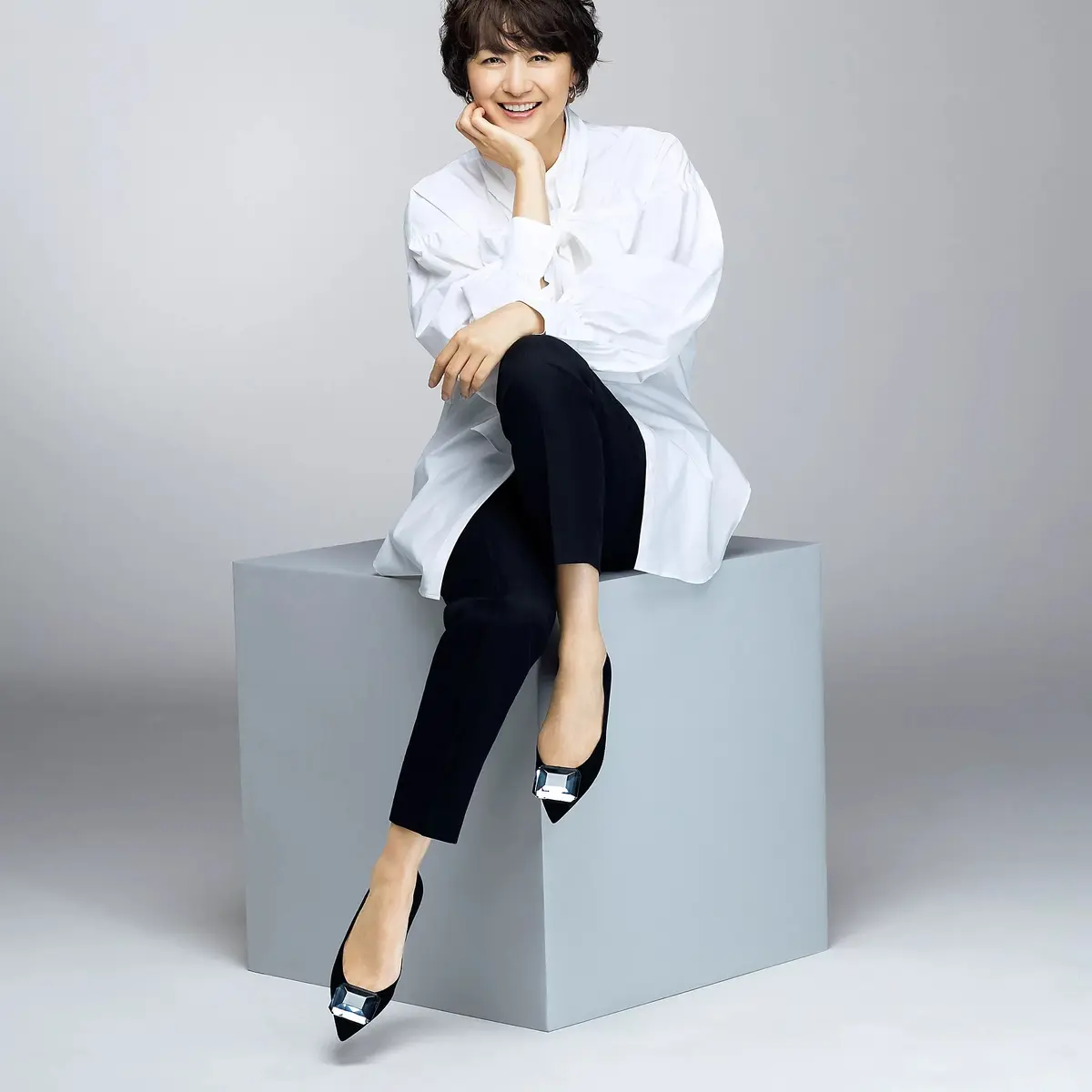 Gianvito Rossi ビジュー フラットシューズ 富岡佳子さんがまとう「Gianvito Rossi」ビジューつきフラットシューズ